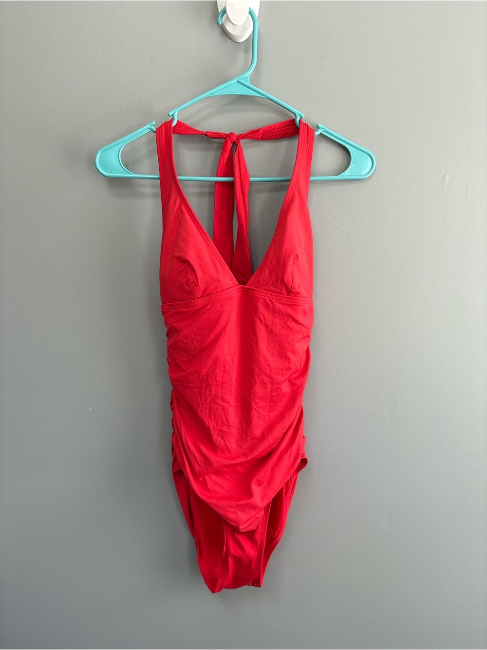 DKNY Solid Red One-Piece Minimalist Halter‎ Swimsuit V-Neckline Size 6 Ruching